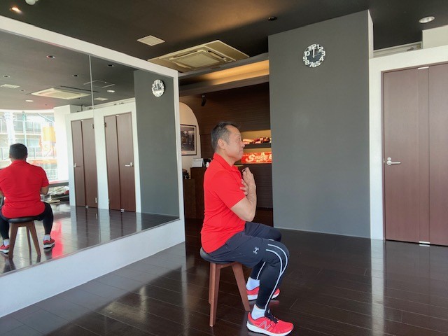 椅子スクワットスタート