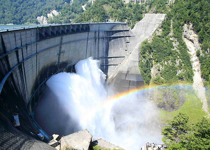 血流制限の後ベルトを外すとダム放水のように血液が流れます。