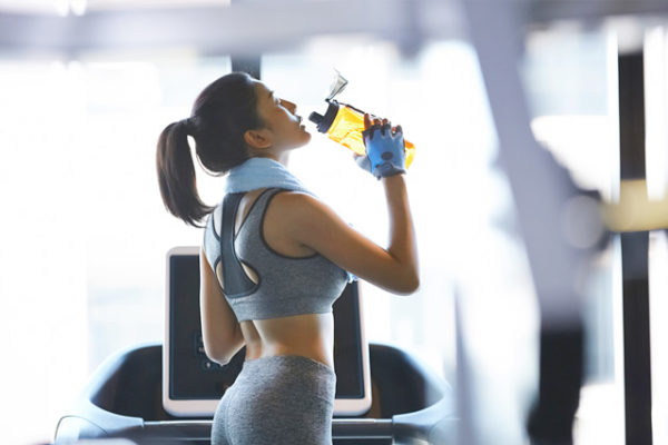 筋トレで汗をかいて美肌